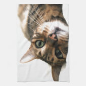 ベッドの写真のベンガルかわいい猫 キッチンタオル (縦)