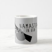 ベッドの怠惰でnamast'ay コーヒーマグカップ (中央)