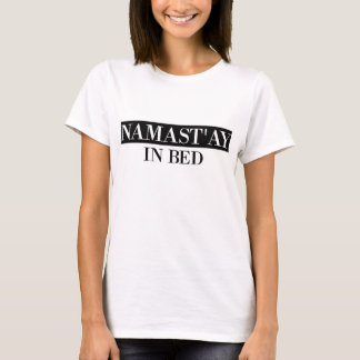 ベッドのNamast'ay Tシャツ