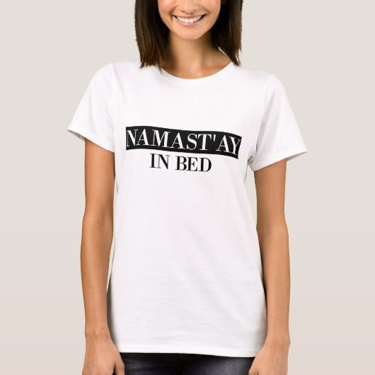 ベッドのNamast'ay Tシャツ (正面)