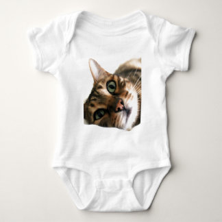 ベッドのTシャツにあっているベンガルかわいい猫 ベビーボディスーツ