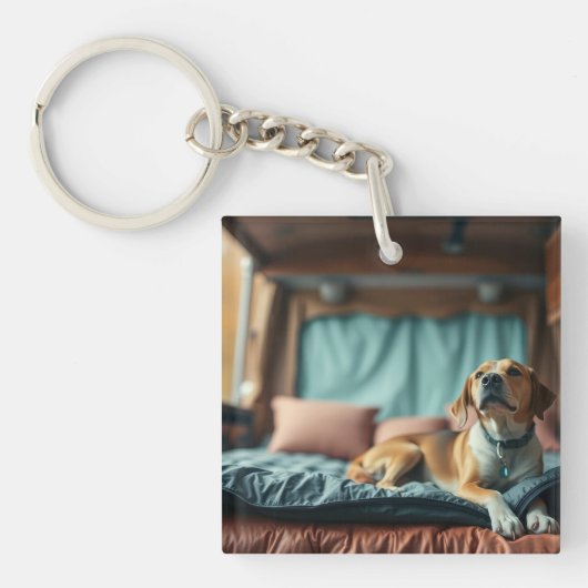 ベッド上の犬 キーホルダー (正面)