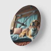 ベッド上の犬 ラウンド壁時計 (傾斜)