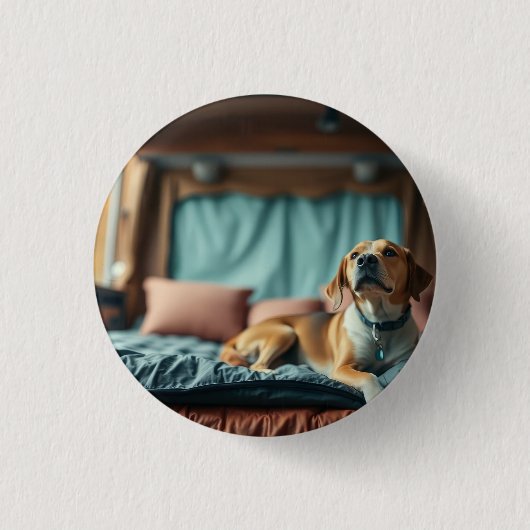 ベッド上の犬 缶バッジ (正面)