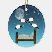 ベッド、空、及び夜のヒツジを数えること セラミックオーナメント (左)