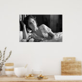 ベッドB&Wの写真でくつろぐ女性 ポスター (キッチン)