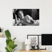 ベッドB&Wの写真でくつろぐ女性 ポスター (ホームオフィス)