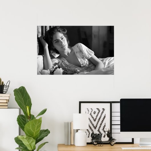 ベッドB&Wの写真でくつろぐ女性 ポスター (ホームオフィス)