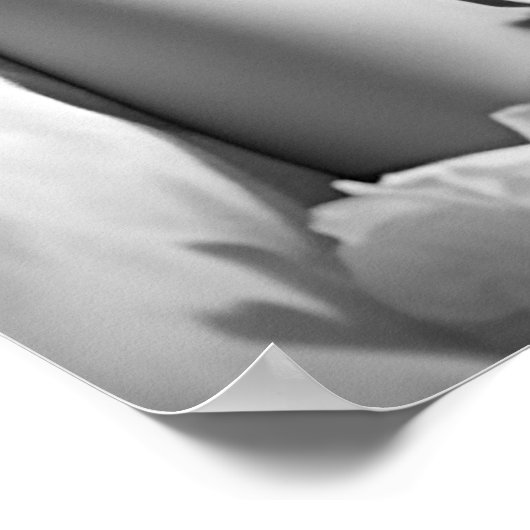 ベッドB&Wの写真でくつろぐ女性 ポスター (角)