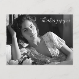 ベッドB&Wの写真でくつろぐ女性 ポストカード