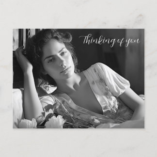 ベッドB&Wの写真でくつろぐ女性 ポストカード