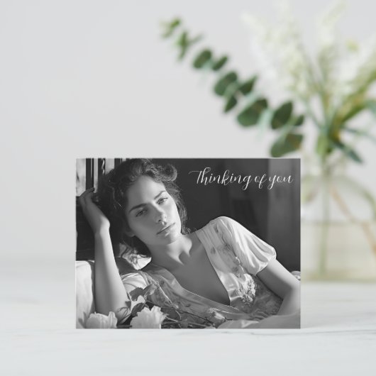 ベッドB&Wの写真でくつろぐ女性 ポストカード (スタンド正面)