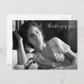 ベッドB&Wの写真でくつろぐ女性 ポストカード (正面/裏面)