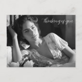 ベッドB&Wの写真でくつろぐ女性 ポストカード (正面)