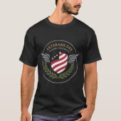 ベテランズデー 奉仕を称えるシールドウィングス Tシャツ (正面)