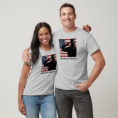 ベテラン戦士とアメリカ国旗の敬礼 Tシャツ (ユニセックス)