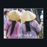 ベトナムで円錐形の帽子をかぶった2人の女性ベンダー シーズンポストカード<br><div class="desc">ベトナムのホーチミン市で2人の女性ベンダーが円錐形の帽子を着用</div>