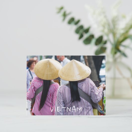 ベトナムで円錐形の帽子をかぶった2人の女性ベンダー シーズンポストカード (スタンド正面)