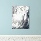 ベトナムに接近する熱帯性嵐コンソン キャンバスプリント (インサイチュ (ウッドフロア))