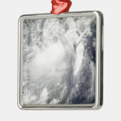 ベトナムに接近する熱帯性嵐コンソン メタルオーナメント (左)