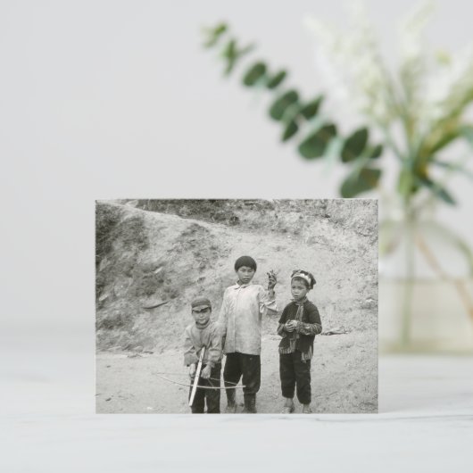 ベトナムの少年たち狩りとクロスボウ ポストカード (スタンド正面)