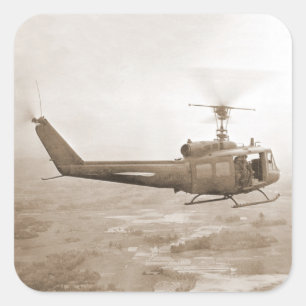 ベトナムの水田のステッカー上のUH-1 Huey スクエアシール