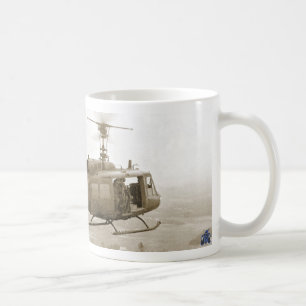 ベトナムの水田のマグ上のUH-1 Huey コーヒーマグカップ