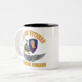 ベトナムの退役軍人の航空機乗務員の翼 ツートーンマグカップ (正面左)