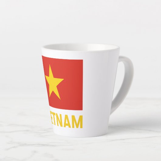 ベトナムプライドマグ – 赤旗とイエロースターデシ カフェラテマグ (右アングル)