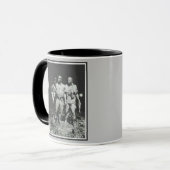 ベトナム慰霊碑「三軍人」のマグカップ マグカップ (正面左)