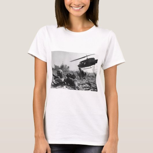ベトナム戦争の専攻のなクランドールのUH-1Dのヘリコプター Tシャツ (正面)