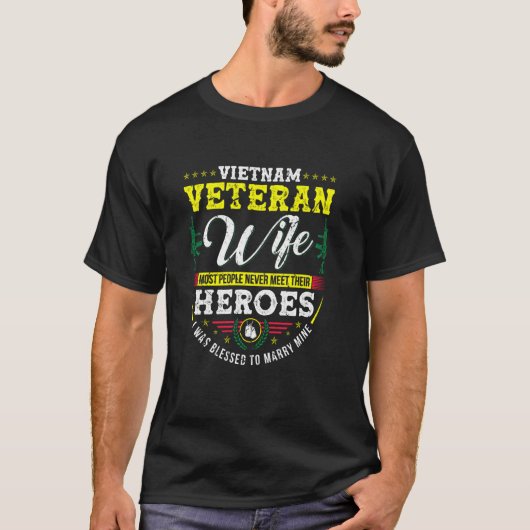 ベトナム退役軍人妻の夫の戦争の兵士のプライドサップ Tシャツ (正面)