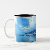 ベトナム、ブンタウのパノラマシーサイドビスタ ツートーンマグカップ (左)