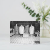 ベトナム・ホイアン, オーダーメイドのスーツをチェック ポストカード (スタンド正面)