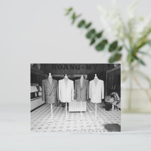 ベトナム・ホイアン, オーダーメイドのスーツをチェック ポストカード (スタンド正面)