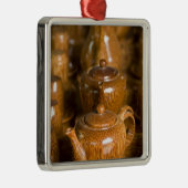 ベトナム、ホーチミン市、サイゴン)。 トイ メタルオーナメント (右)