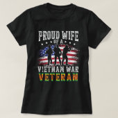 ベト誇りを持ったナム退役軍人の妻誇りを持った| Vietnam Vet Tシャツ (デザイン正面)