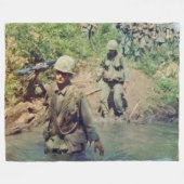 ベト食べ物を与えナムの湖畔 フリースブランケット (正面(横))