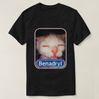 ベナドリル猫のミーム Tシャツ