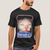 ベナドリル猫のミーム Tシャツ (正面)