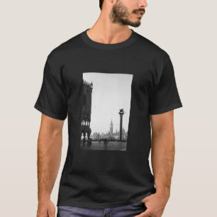 ベニスによってはライオンのセントマークの正方形のTシャツが飛びました Tシャツ