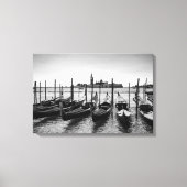 ベニスのゴンドラ（黒と白） キャンバスプリント (正面)