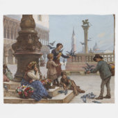 ベニス食べ物を与えの子ども鳩(by Paoletti) フリースブランケット (正面(横))