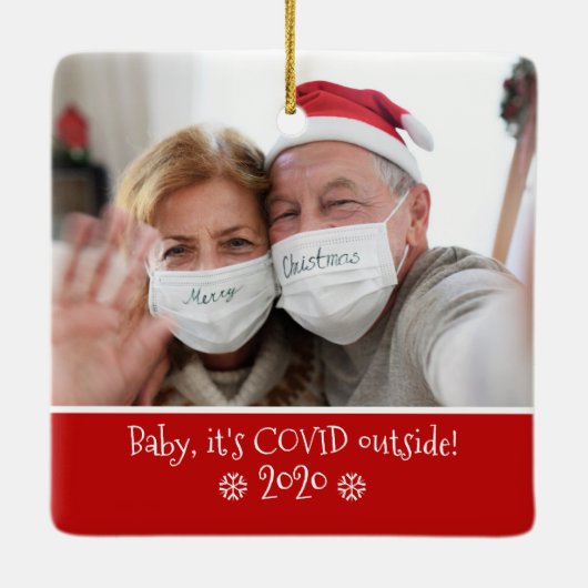 ベビーおもしろい外でCovidの写真スノーフレーク赤 セラミックオーナメント (裏面)