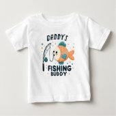 ベビーおもしろい魚 |パパの魚釣りバディかわいい ベビーTシャツ (正面)