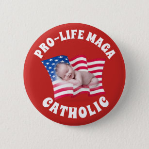 ベビーおよび米国旗を持つ妊娠中絶反対MAGAのカトリック教徒 缶バッジ