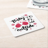 ベビーかわいいミトンの冬の外で寒さ スクエアペーパーコースター (アングル)