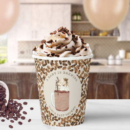 ベビーがアイスコーヒーと豆の赤ちゃんシャワーを醸造している 紙コップ