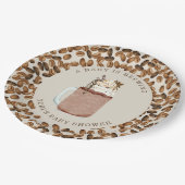 ベビーがアイスコーヒーの赤ちゃんシャワーを醸造している ペーパープレート (アングル)