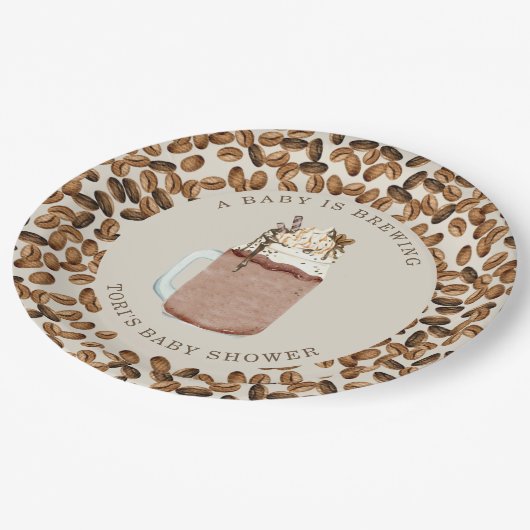 ベビーがアイスコーヒーの赤ちゃんシャワーを醸造している ペーパープレート (アングル)